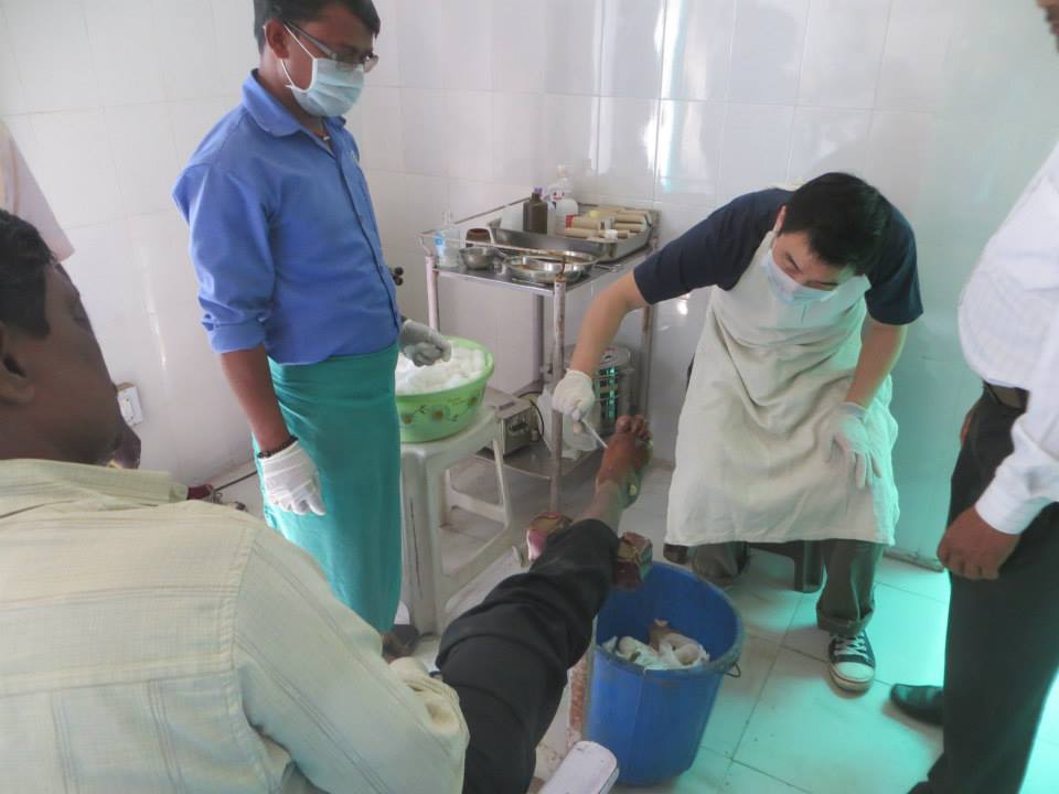 VOH Bandaging, hope foundation leprosy colony, hope worldwide